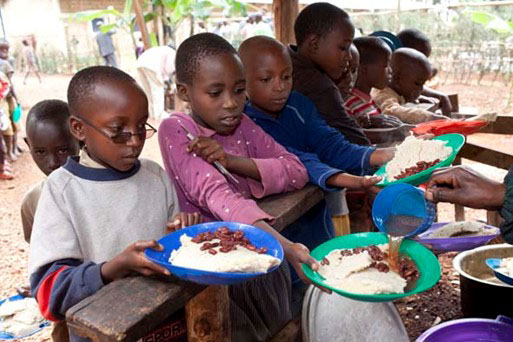 Schulkinder bei der Essensausgabe in Burundi:  Aufgetischt wird beim Projekt der WElthungerhilfe, was in eigens angelegten Schulgärten wächst.