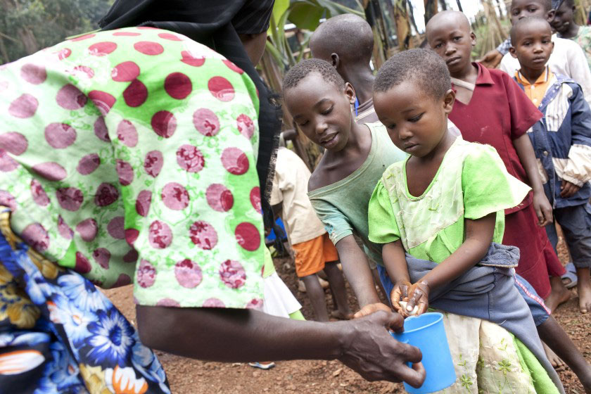 Schul-Mahlzeit-Projekt der Welthungerhilfe in Burundi, das die DAT fördert: Wassertanks fangen das Regenwasser auf und ermöglichen es dass die Kinder vor und nach dem Essen die Hände waschen können.