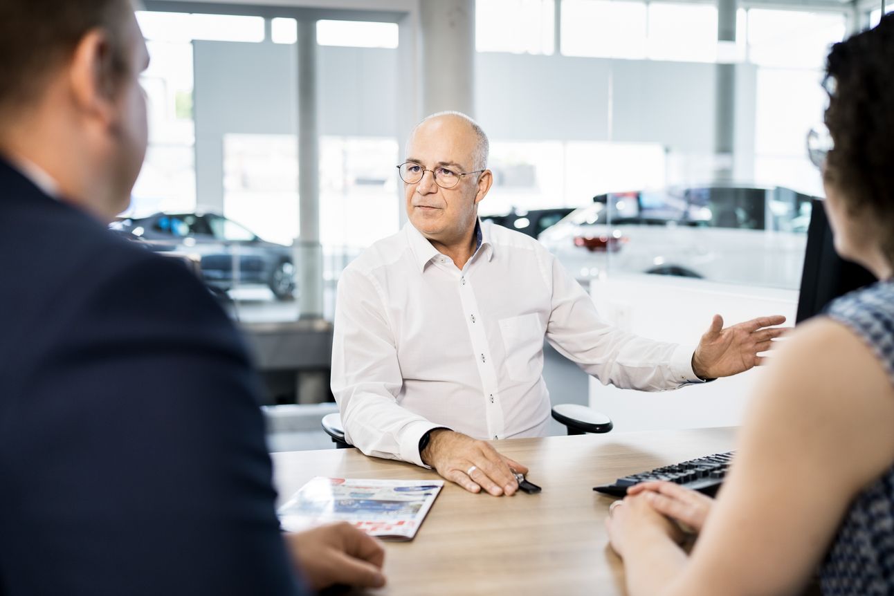 Verkaufs-Situation in einem Autohaus: Die Studie TOP 100 Händlergruppen betrachtet  Absatz, Umsatz und Anzahl Mitarbeiter der größten Auto-Händler in Deutschland