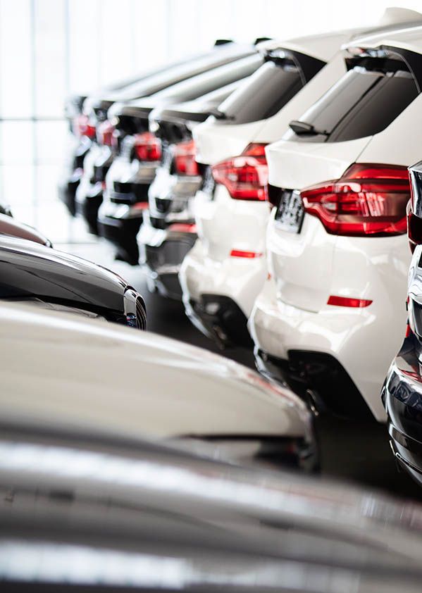 Fahrzeuge in einer Reihe, Heckansicht: Wenn es darum geht, dass der Kunde ein angemessenes Werkstatt-Ersatzfahrzeug erhält, gibt der DAT Mietwagenspiegel die passende Mietwagenklasse an.