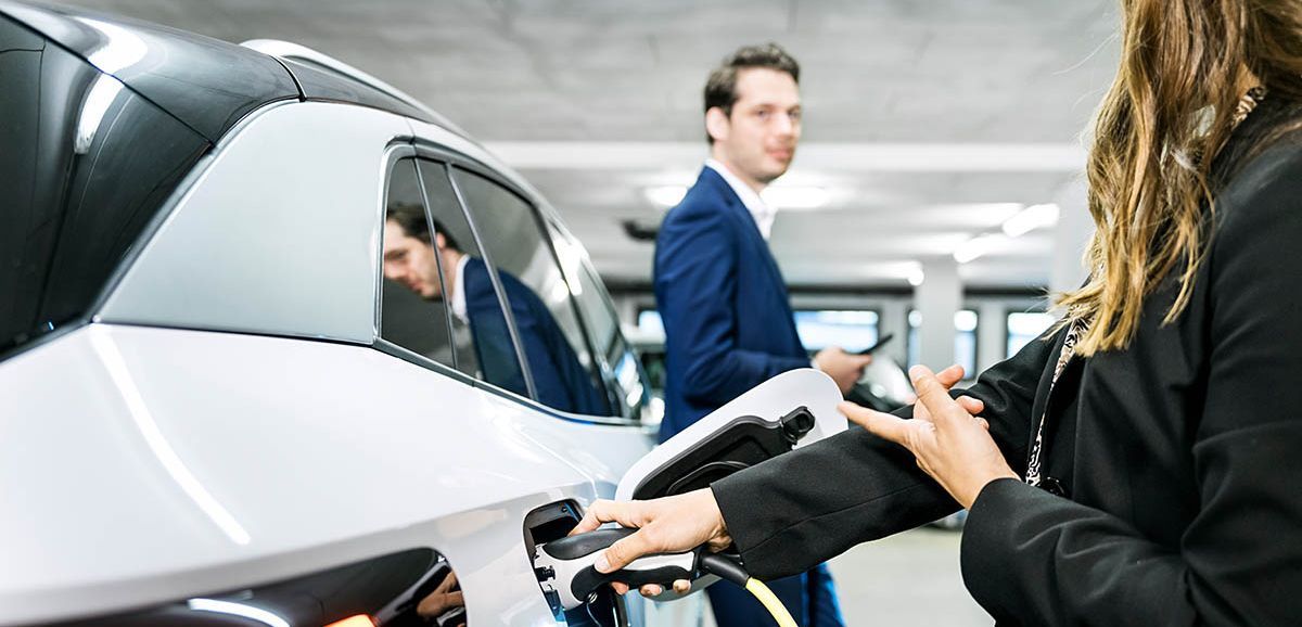 VW ID.4 beim AC-Laden in der Tiefgarage. Auch für dieses E-Fahrzeug kann in SilverDAT der Restwert unter Berücksichtigung des tatsächlichen Akkuzustands ermittelt werden.