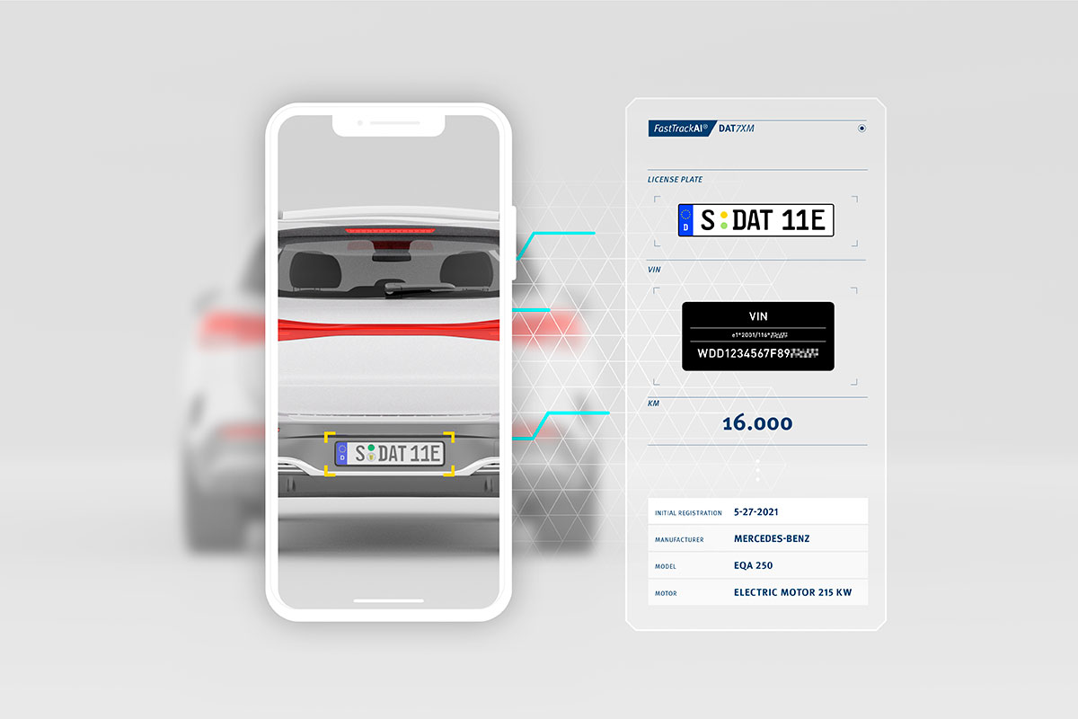 Fahrzeug-Rückansicht wird von Handy-App FastTrackAI gescannt: Automatische Kennzeichenerkennung. Anschließend Fahrzeug-Identifikation.