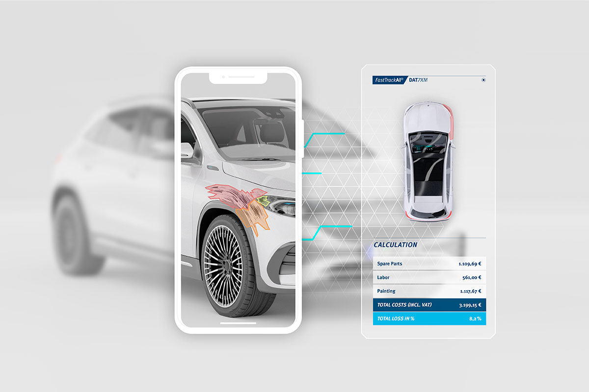 Auto mit Schaden am rechten Kotflügel wird von Handy abfotografiert. Die Smartphone-App FastTrackAI verarbeitet diesen Scan weiter und berechnet auf Basis dises Fotos, unterstützt von Künstlicher Intelligenz, die Schadenkalkulation Sowie Restwertprognose des Kfz. Einbezogen werden auch Ersatzteile, Lohn und Lack.