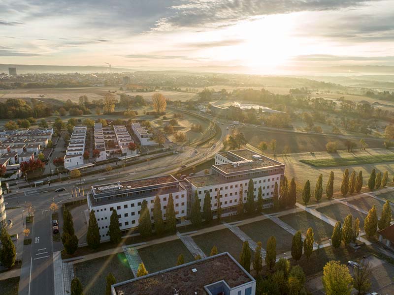 Luftaufnahme per Foto-Drohne: Zentrale der DAT (Deutsche Automobil Treuhand GmbH) in Ostfildern, direkt neben der Landschaftstreppe im Scharnhauser Park