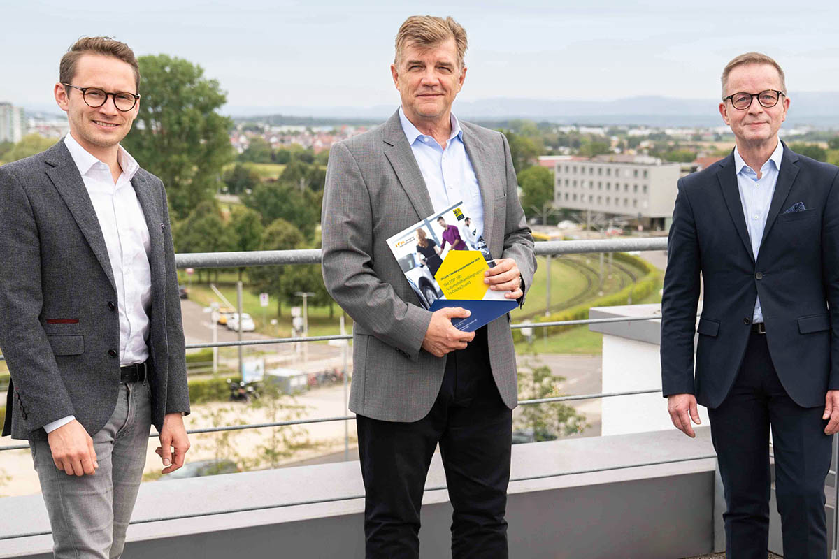 Ortstermin bei der DAT. Von links: Dr. Benedikt Maier (IfA), Jens Nietzschmann (DAT), Prof. Dr. Stefan Reindl (IfA)