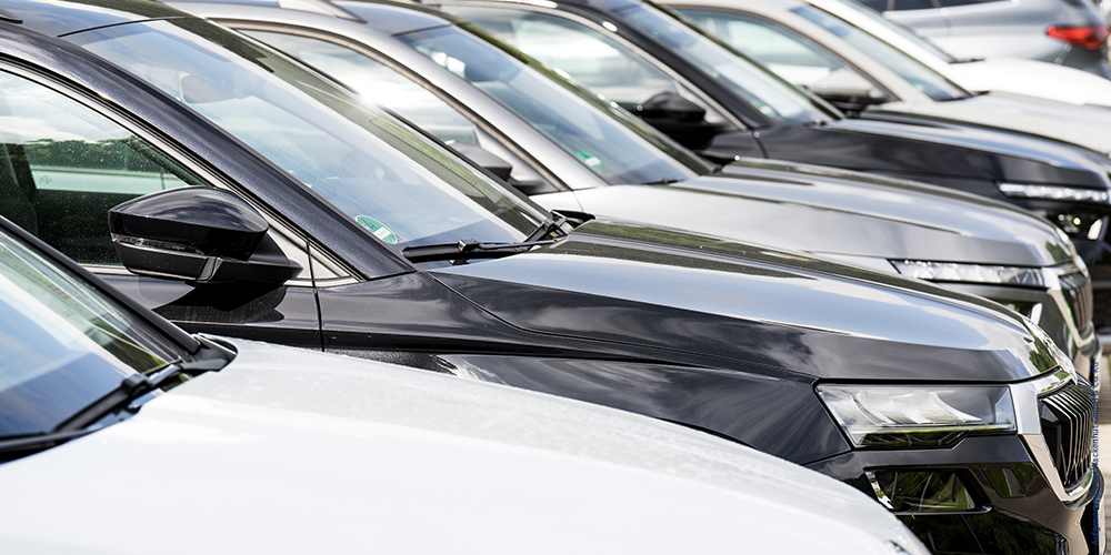 Fuhrpark: Mehrere Autos in Seitenansicht, dicht an dicht geparkt.