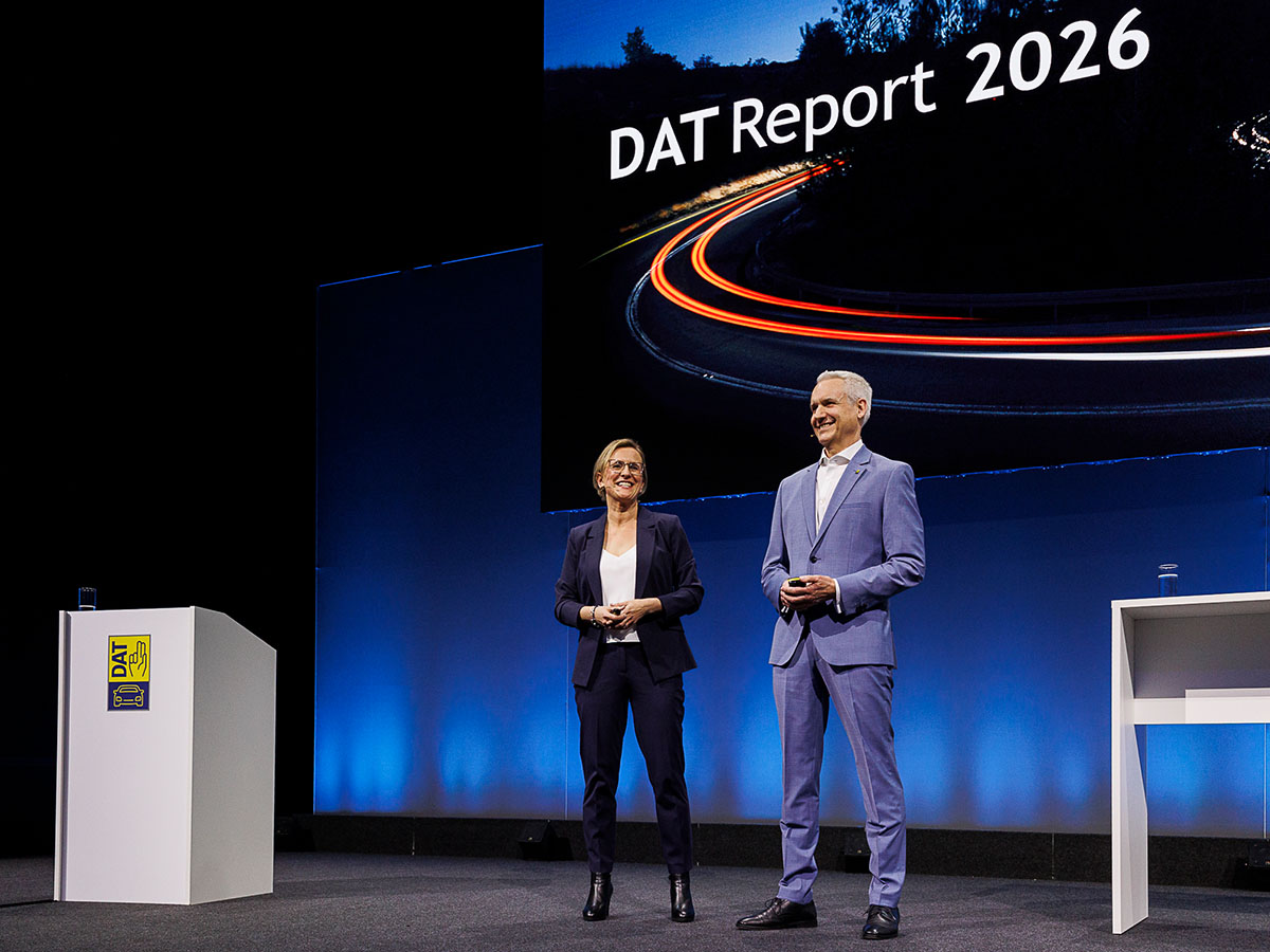 Uta Heller und Dr. Martin Endlein live auf der Bühne bei der Präsentation des DAT Reports 2026