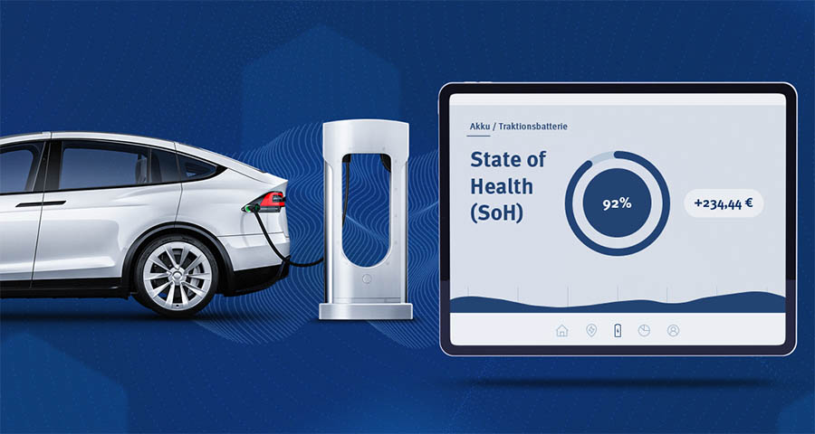 E-Auto beim Laden, während das Tablet den Gesundheitsszustand (State of Health, kurz: SoH) anzeigt - samt Wertverlust des Elektroautos, wenn der die Antriebsbatterie nicht mehr die volle Kapazität aufweist.