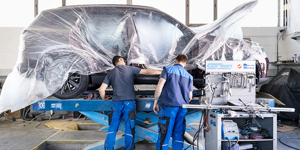 Auto auf Hebebühne wird nach der Erstellung eines Gutachtens durch einen DAT Expert Partner lackiert