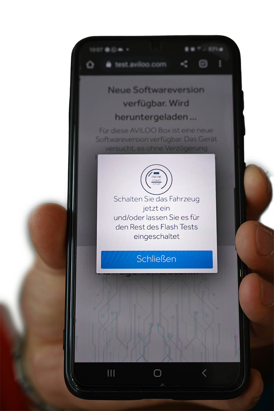 Hand hält Smartphone mit geöffneter Aviloo-Software zur Bestimmung des Akku-Status
