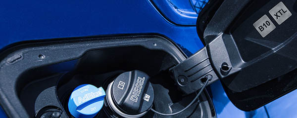 Tankdeckel eines Diesel-Autos mit Aufkleber auf der Innenseite zur Verträglichkeit von B10- und XTL-Kraftstoff 