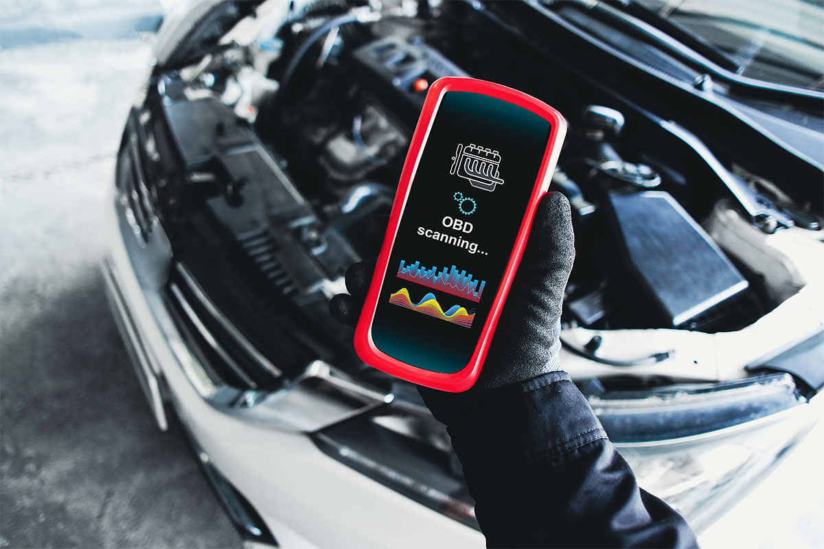 Ein Diagnosegerät ist an ein Auto angeschlossen und führt einen OBD-Check durch.