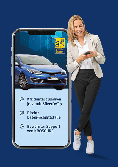 Key-Visual Kroschke: Frau mit Smartphone in der Hand lehnt an Smartphone-Mockup mit Blick auf die Vorteile von Kroschke in Zusammenhang mit SilverDAT&nbsp;3