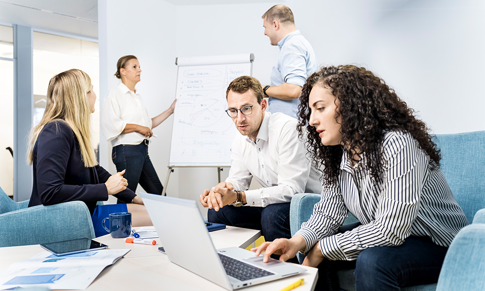 Mehrere Personen arbeiten an einem Lehrplan für die DAT-Akademie aus.