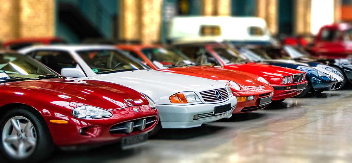 In einer Reihe abgestellte Auto-Oldtimer und Youngtimer