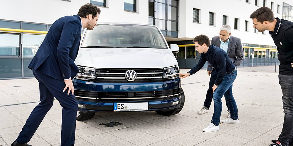 Autokäufer begutachten einen Gebrauchtwagen - Worauf muss man beim Kauf eines gebrauchten Autos achten?