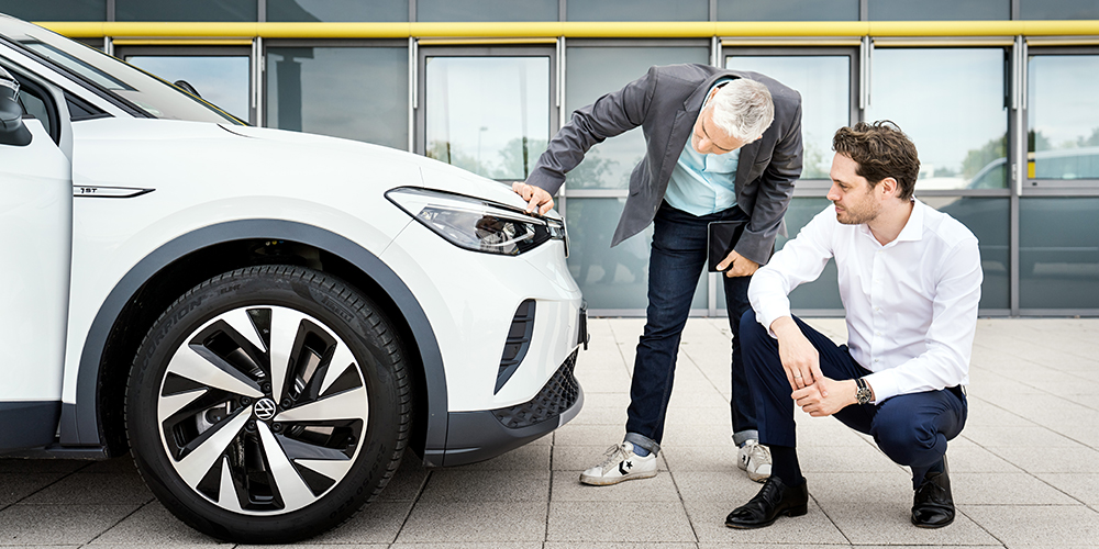 Beim Verkauf eines gebrauchten Autos müssen einige Punkte beachtet werden. Ein Kfz-Gutachter inspiziert das Fahrzeug und ermittelt einen realen Wert