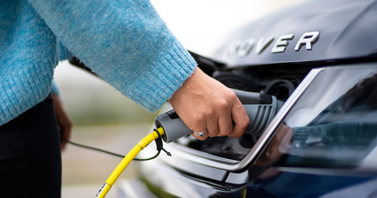 E-Auto (Range Rover) lädt Strom: Was muss man beachten, wenn man BAFA-Förderung für ein gebrauchtes Elektroauto beantragen möchte? Warum lohnt es sich, Sachverständige der DAT hinzuzuziehen, um den Umweltbonus zu erhalten?