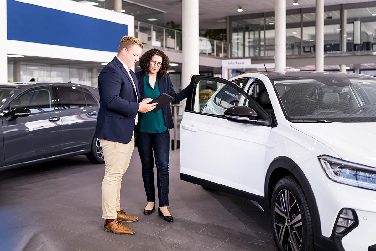 Pkw-Kauf: Über die Hälfte der Pkw-Halter hat sich trotz der teils deutlichen Peisnachlässe nicht nennenswert stärker mit dem Thema Elektromobilität beschäftigt