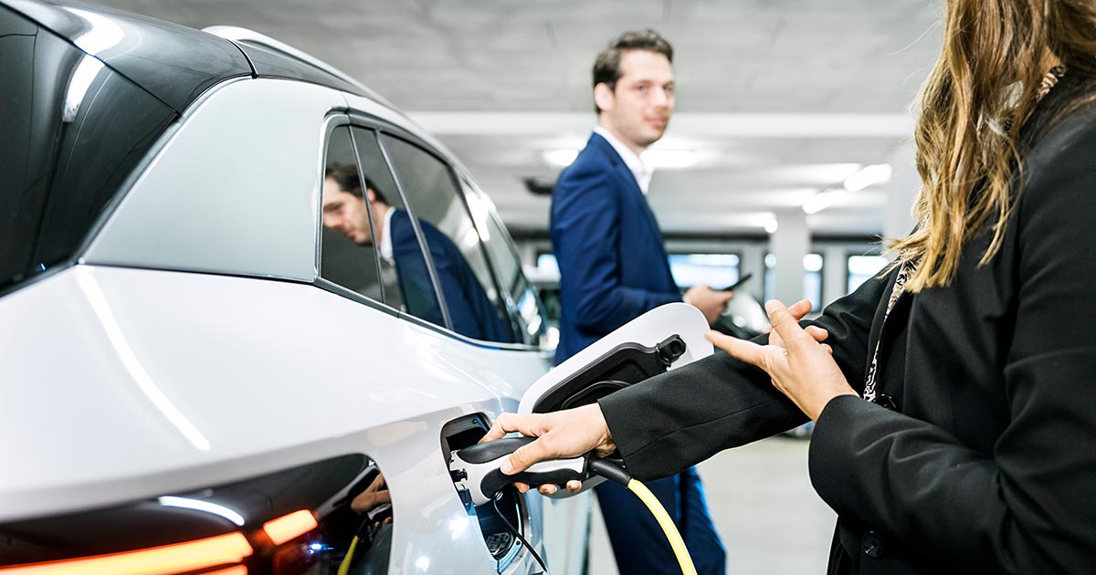 E-Auto lädt in Tiefgarage: Was muss man beachten, wenn man BAFA-Förderung für ein gebrauchtes Elektroauto beantragen möchte? Warum lohnt es sich, Sachverständige der DAT hinzuzuziehen, um den Umweltbonus zu erhalten?