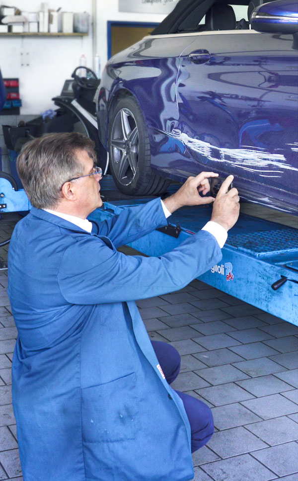 Teil einer starken Gemeinschaft: Wer als DAT Expert Partner der ältesten Sachverständigenorganisation der Welt beitritt, erhält exklusive Informationen und Zugang zu spezieller Software DAT Expert Partner: Kfz-Sachverständiger bei der Begutachtung eines Fahrzeugs
