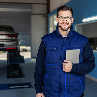 Kfz-Gutachter bewertet ein Auto mit SilverDAT 3 valuateExpert nachdem er am DAT-Grundlagen-WEbinar teilnahm