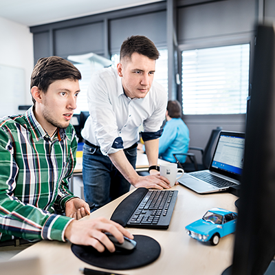Zwei Kfz-Gutachter kalkulieren Reparaturkosten mit der Software SilverDAT 3 calculateExpert nachdem sie das Grundlagen-Webinar der DAT besucht haben