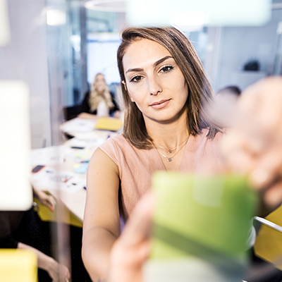 Seminarteilnehmerin mit Post-it nimmt an einem DAT-Seminar teil