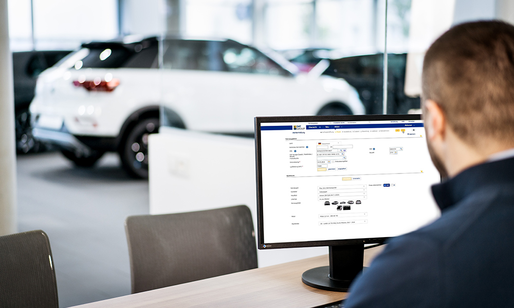 Autohaus Mitarbeiter vor Computer - Fahrzeugbewertung mit präzisen DAT Daten