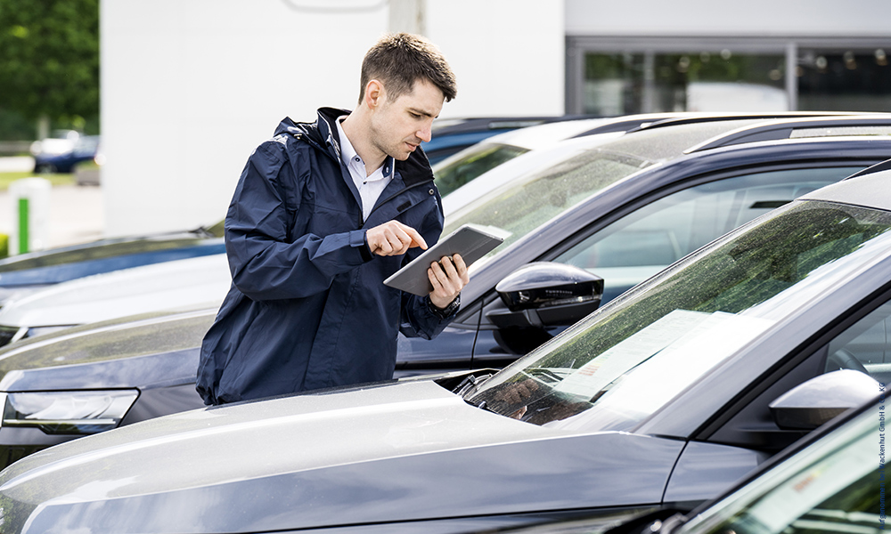 KFz-Gutachter ermittelt die Ausstattungsliste eines Fahrzeugs mit der SilverDAT VIN-Abfrage