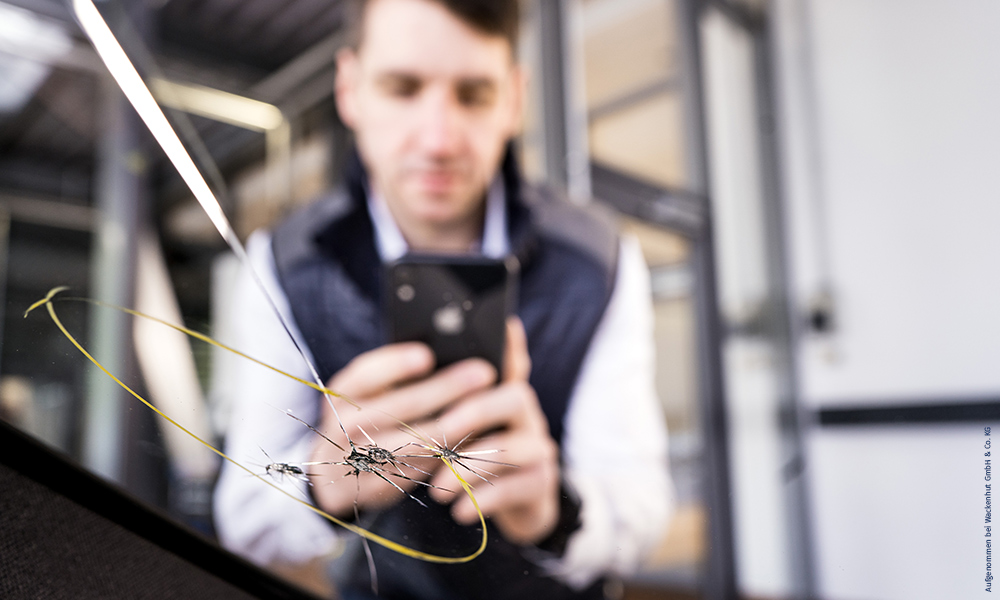 Windschutzscheibe mit Steinschlag. Reparaturkostenkalkulation kann mit der Kalkulationssoftware SilverDAT 3 für Autohaus und Werkstatt berechnet werden