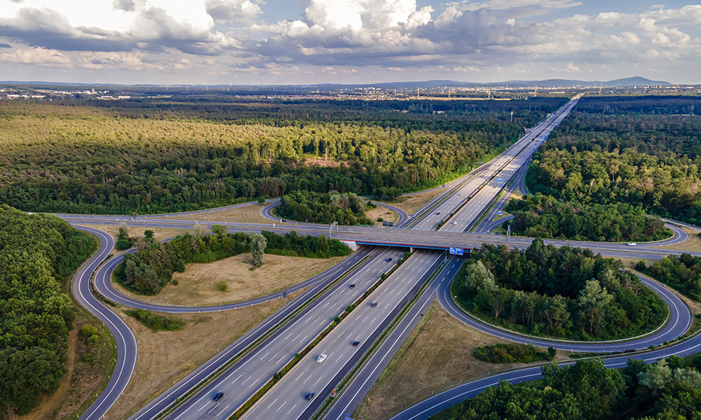 Autobahnkreuzung. DAT arbeitet länderübergreifend mit Automobilherstellern zusammen